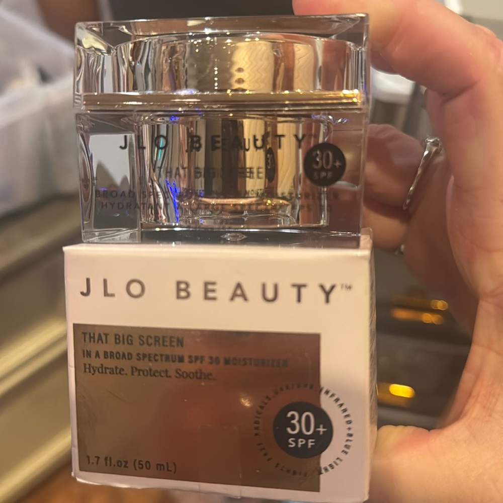 THAT
SCREEN®
BROAD SPECTRUM SPF 30
MOISTURIZER JLO BEAUTY NWT